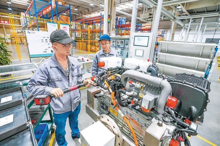 图为大兴国际氢能示范区内的亿华通生产工厂，工人在进行氢燃料电池系统生产。