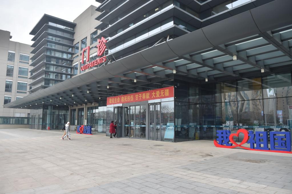 市民步入北京友谊医院通州院区（2020年1月5日摄）。