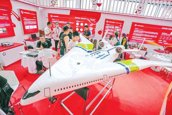 在服贸会首钢园会场，氢能飞机概念方案引得不少参会者驻足。