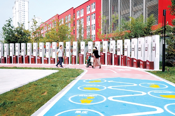 潞河中学附属学校门前的花园已成为附近居民和家长学生的休闲好去处。