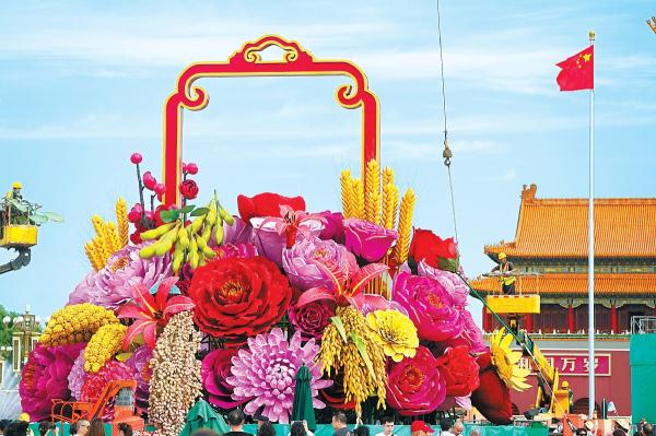 9月19日，天安门广场中心正在搭建“祝福祖国”巨型花篮，迎接国庆节的到来。篮内选取了美好寓意的花卉和喜庆丰收的五谷，体现花团锦簇、五谷丰登
