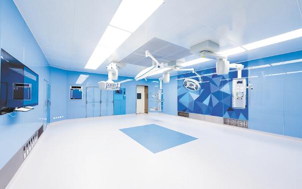 安贞医院通州院区医技楼顶级洁净综合手术室内景。