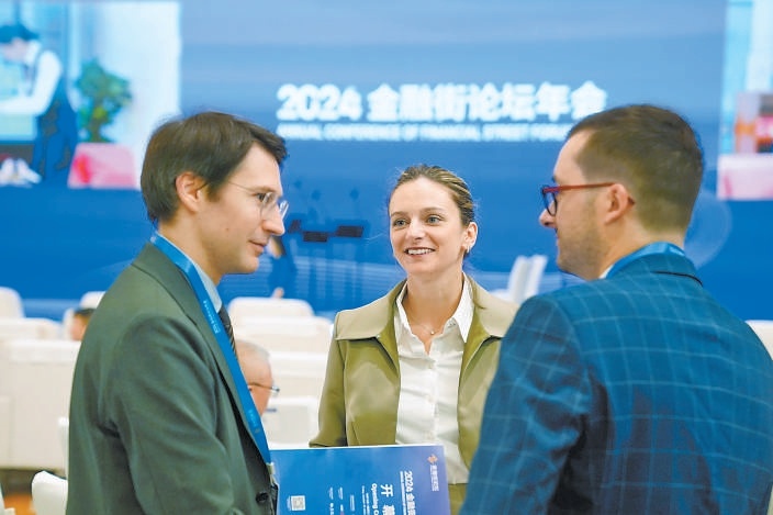 10月18日,2024金融街论坛年会开幕,图为与会嘉宾亲切交流。 10月18日,2024金融街论坛年会开幕,图为与会嘉宾亲切交流。